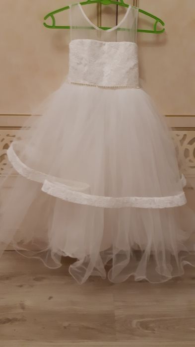 Нарядное белое платье принцессы