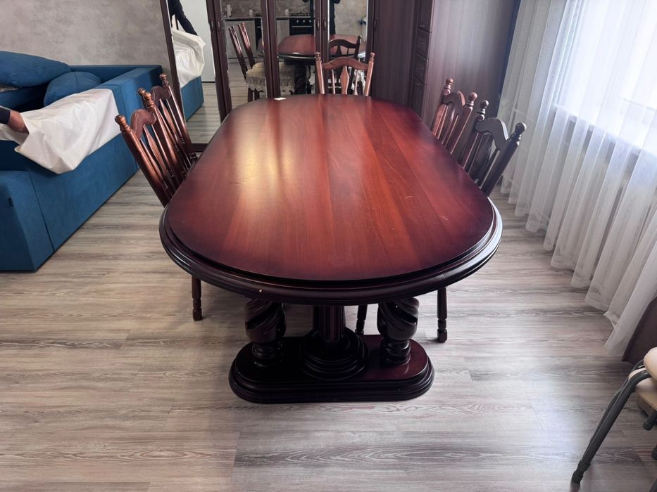 Стол со стульями из красного дерева
