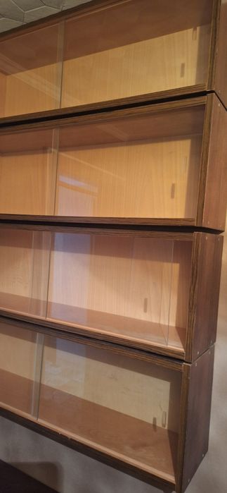 Книжные полки со стеклом