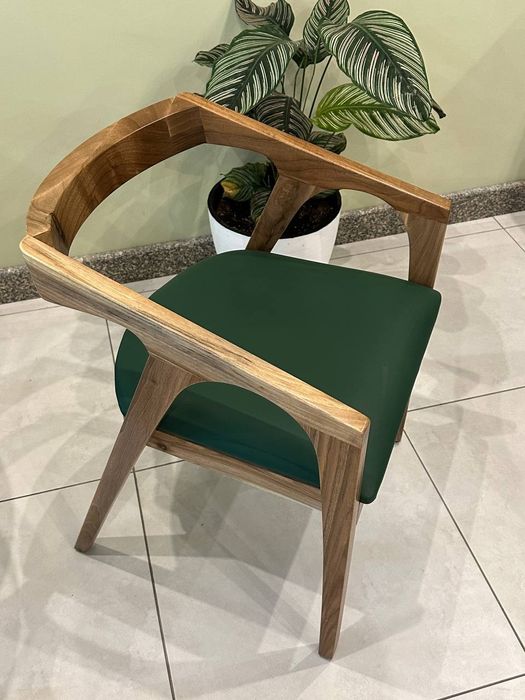 Столы и стулья из натурального дерева