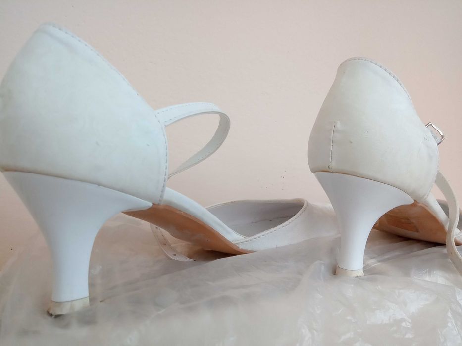 Бели официални обувки на ток 36/37 номер