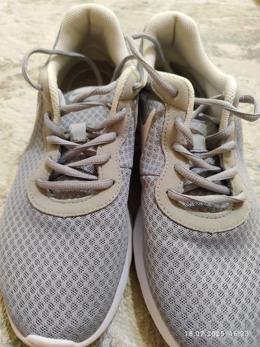 Продам оригинальные кроссовки Nike