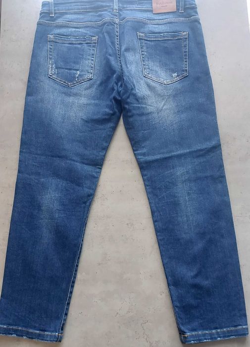 Blugi noi fără etichetă