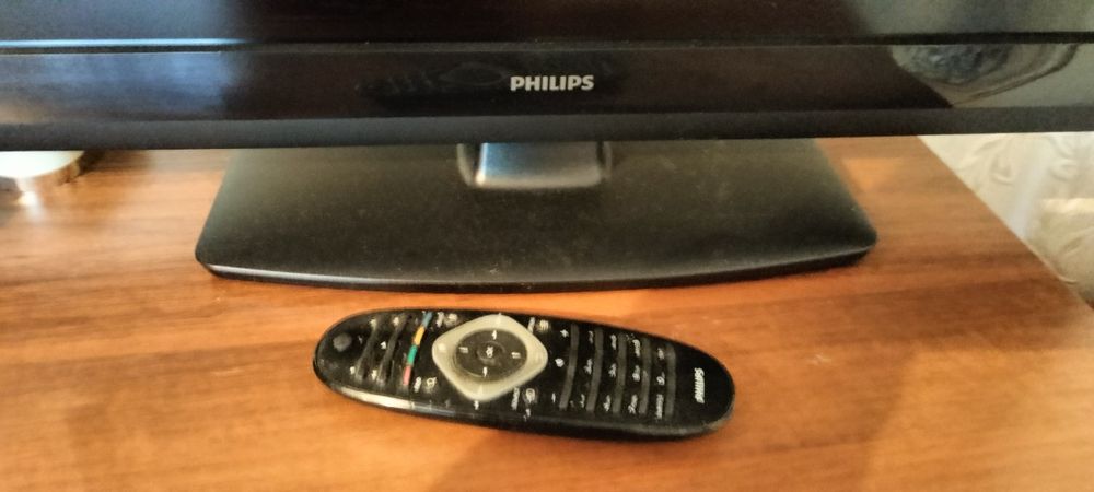 Телевизор жидко-кристалический.