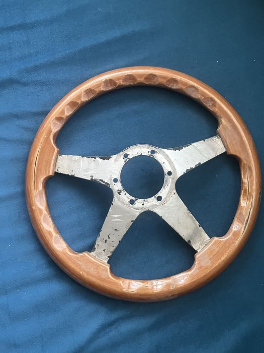 Дървен волан.