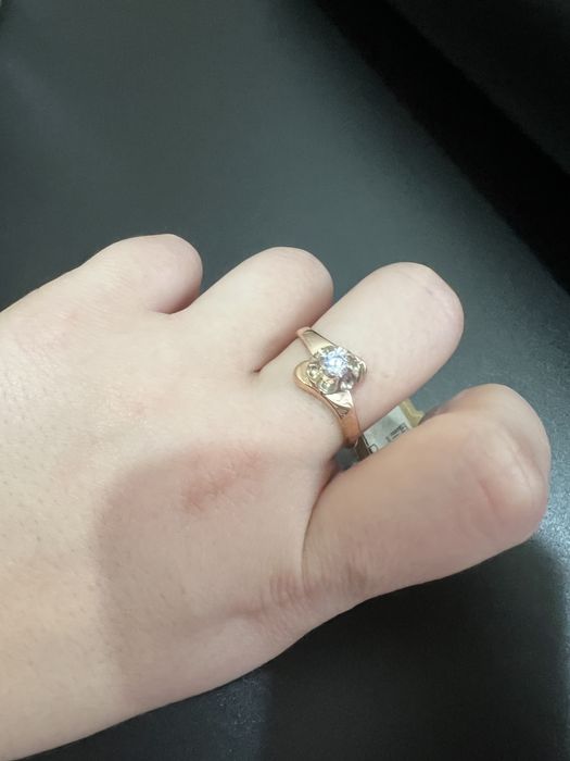 Продам золотое новое кольцо