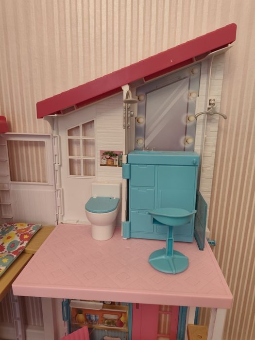 Трансформираща къща на Barbie с аксесоари +две барбита и мотор подарък