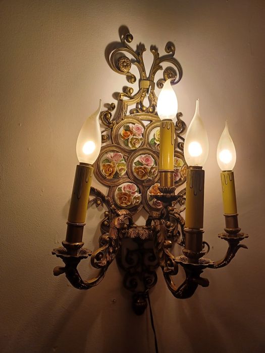 Pereche aplice din bronz masiv cu flori din portelan Capodimonte