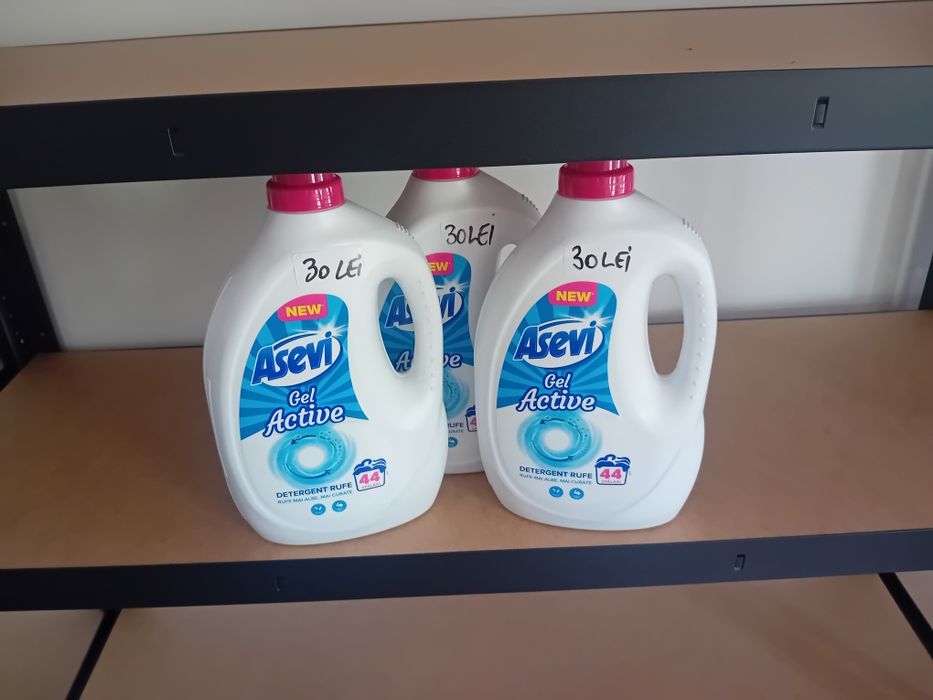 Vând detergent lichid.