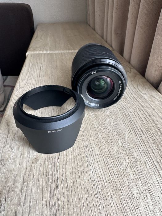 Объектив Sony FE 28-70mm f/3.5-5.6 OSS с блендой.