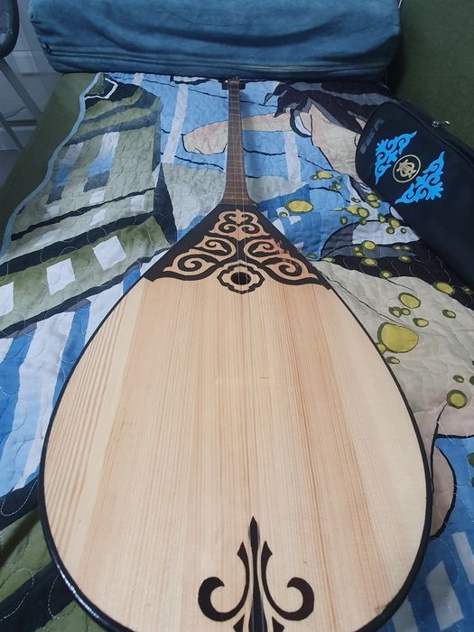 Домбыра сатылады! Тиегі жоқ содан 12000 теңгеге сатылады