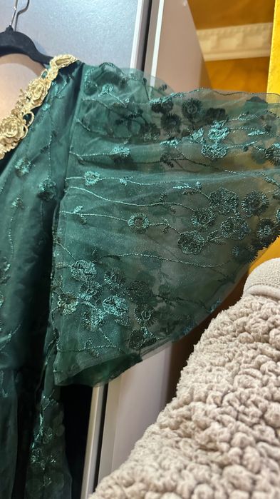 Офицялна зелена рокля с дантелени детайли