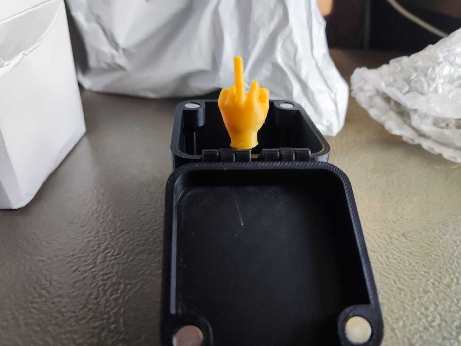 нтересна шега Подарък Среден пръст в кутия