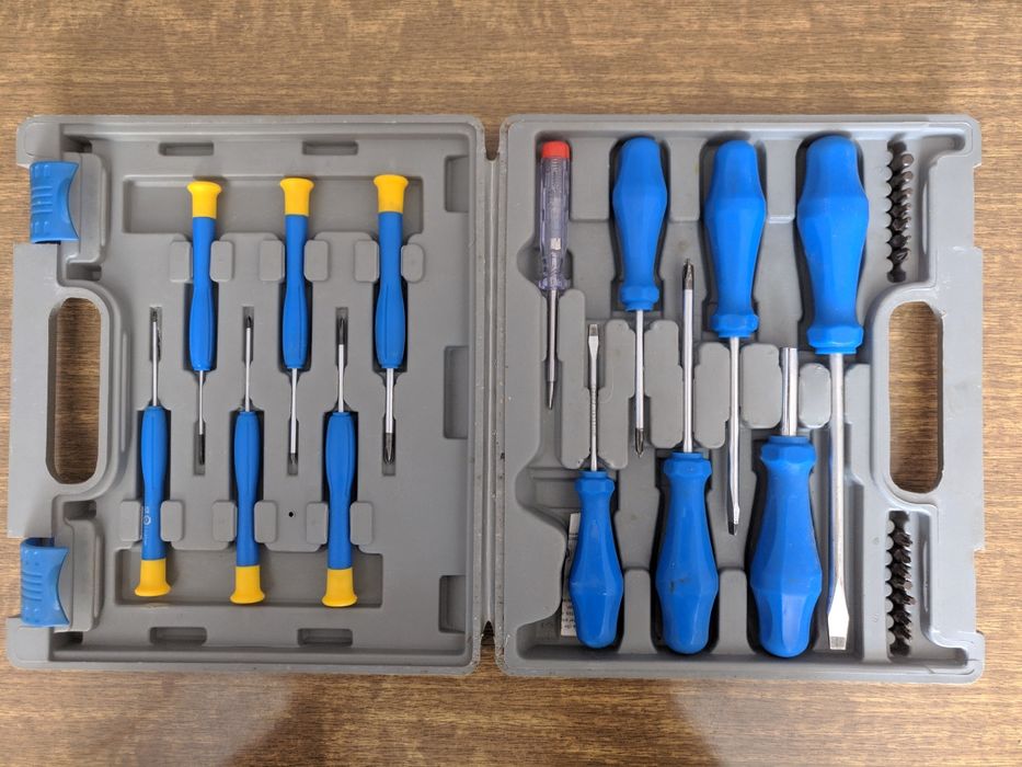 Набор отвёрток в кейсе.