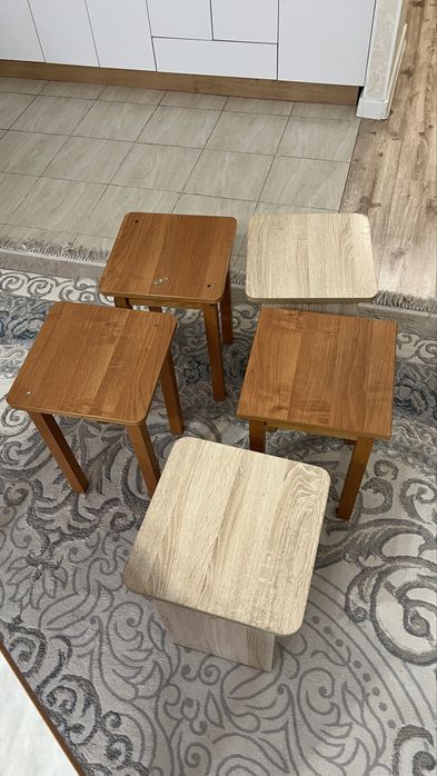 Кухонный стол и табуретки