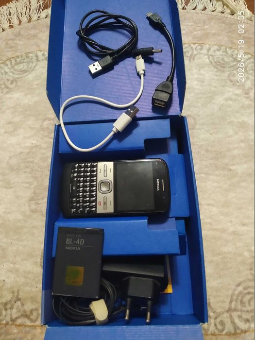Кнопочный мобильный телефон модели Nokia E5.