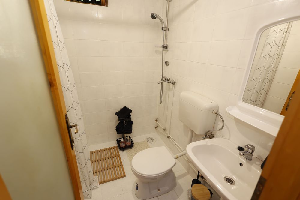 Cabană de inchiriat cu ciubăr și șemineu. Cazare BIHOR Grup/Familie