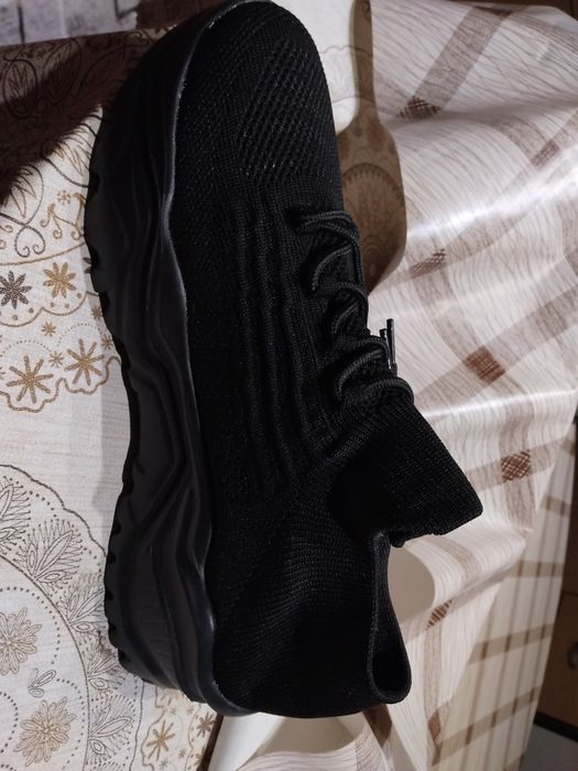 Продавам черни спортни маратонки с връзки, размер 44.
Обувките са нови