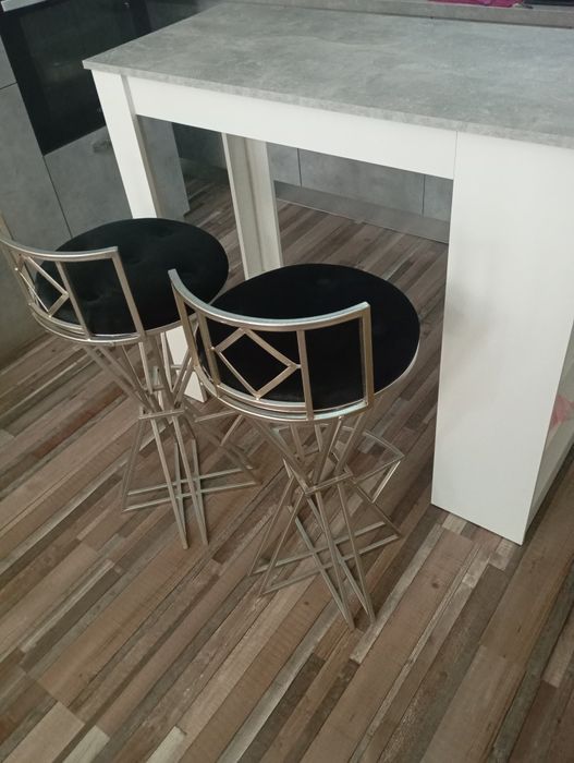 Кухненски комплект+ два бар стола.
