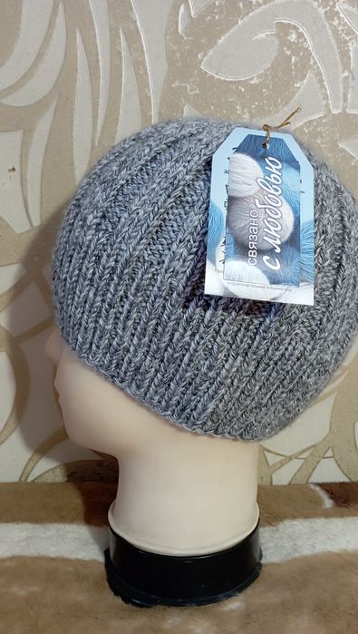 Продаю две мужские шапки.