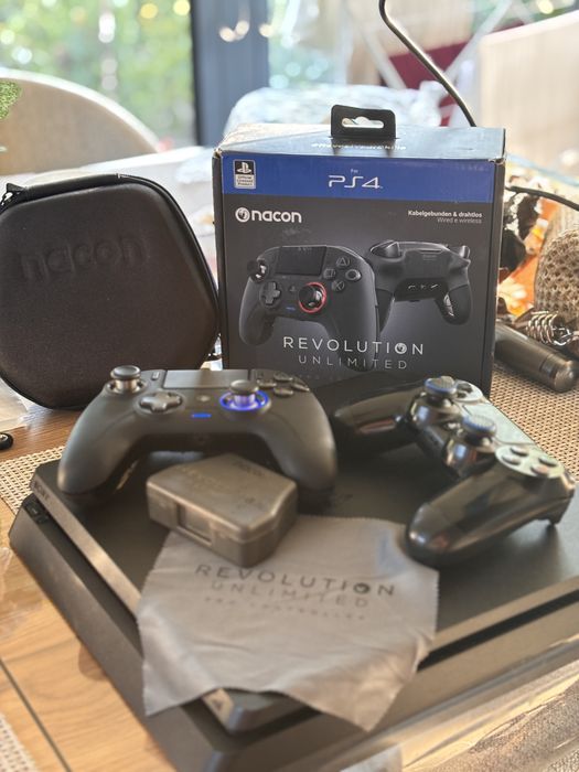 PlayStation 4 Slim 1000GB 2 контролера 8 игри.