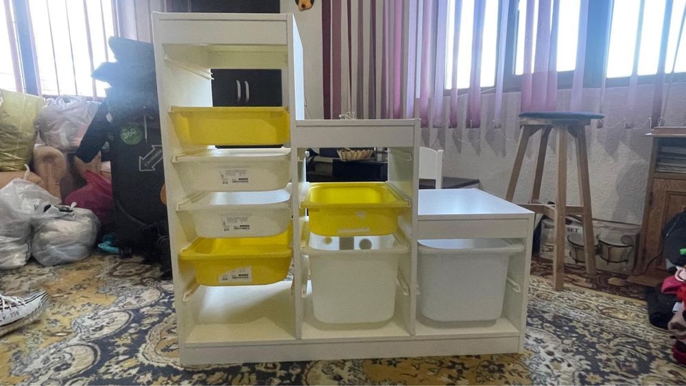 Dulap cu polite si tavi de plastic pentru jucarii
