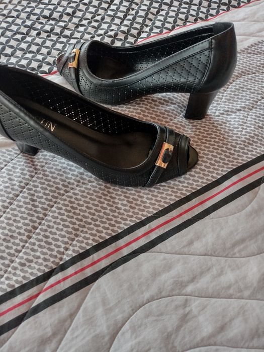 Черни  обувки, среден ток