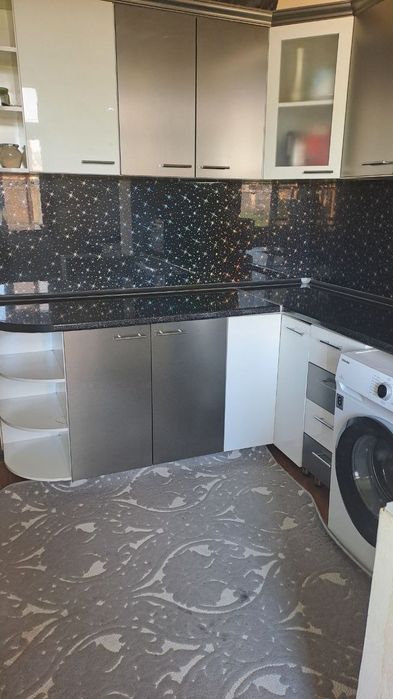 3х комнатная квартира продаётся в 6 мкр ориетр  Ловита.37000 договорня