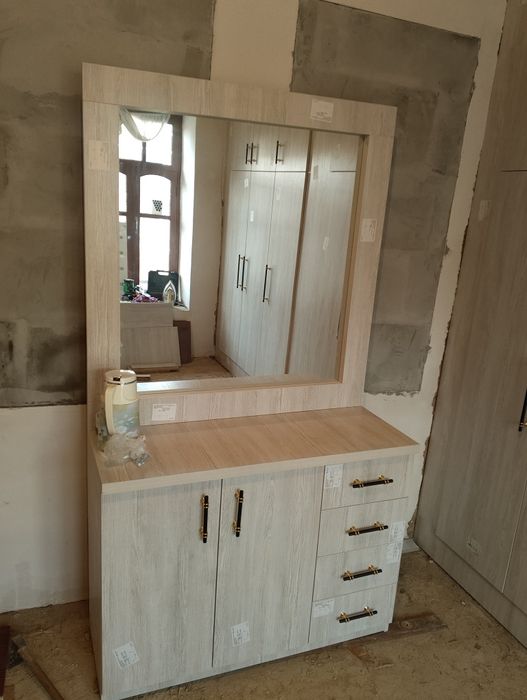 Ajoyib koʼp tortmali mebel