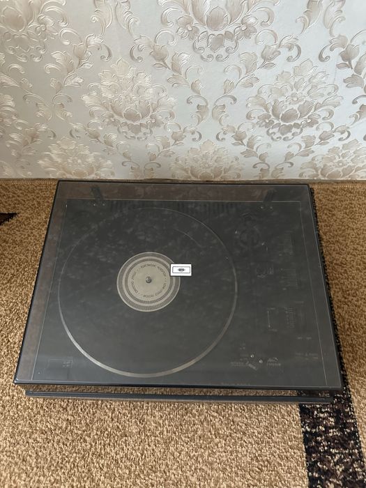 Продам не рабочий виниловый проигрыватель.