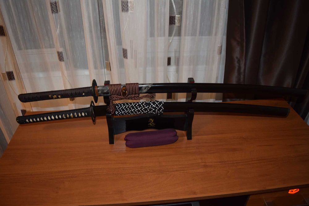 Колекция от различни катана, вакизаши и танто