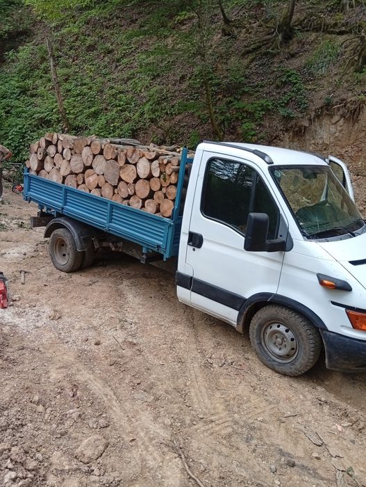 Vând lemn de foc și bustean