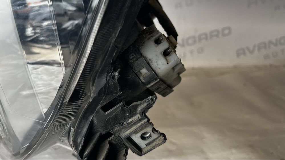 Subaru Outback ляв фар