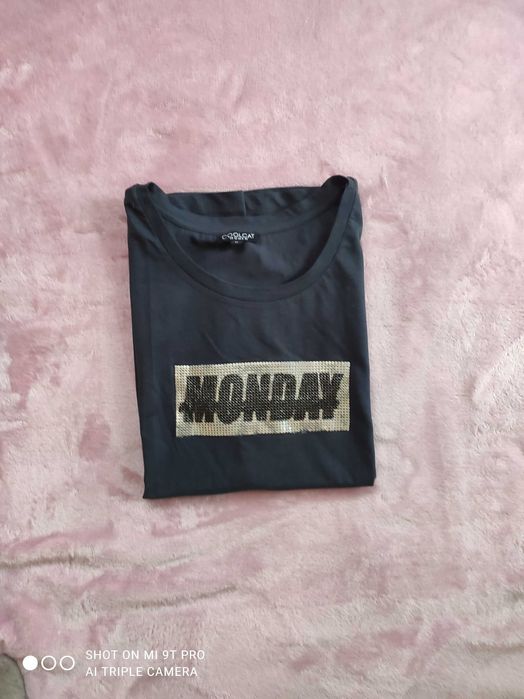 Тениски с надпис и блестящи елементи