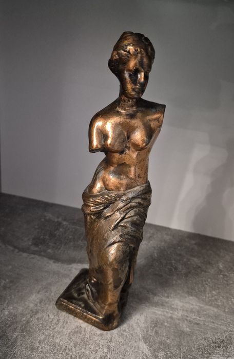 Statuetă decorativă Zeița Afrodita din antimoniu poleită cu cupru, înnălțime 24cm.