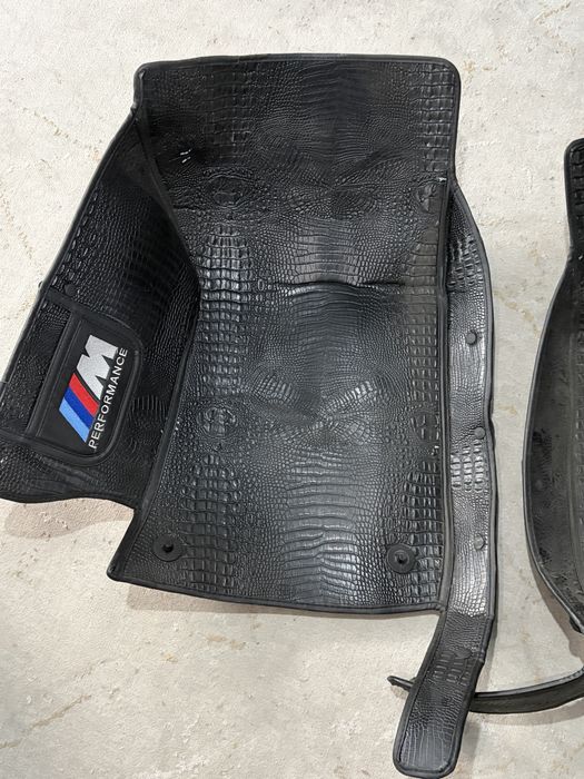 Продам чехлы и полики передние