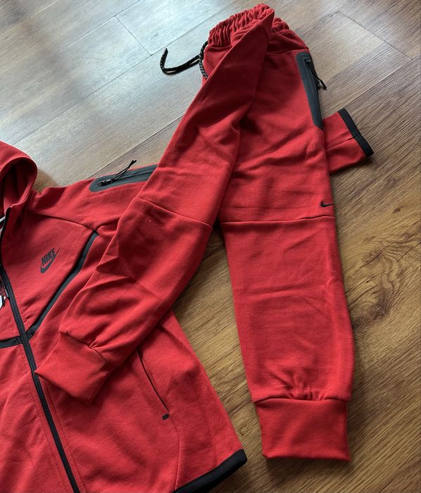 Детски,памучен,червен екип Nike с активен,заден джоб на долнището