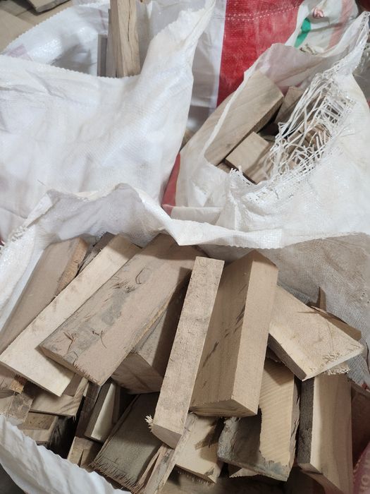 Yongʻoq  yasin Safura daraxtlaridanOʻtin  qoplangan unni qopida