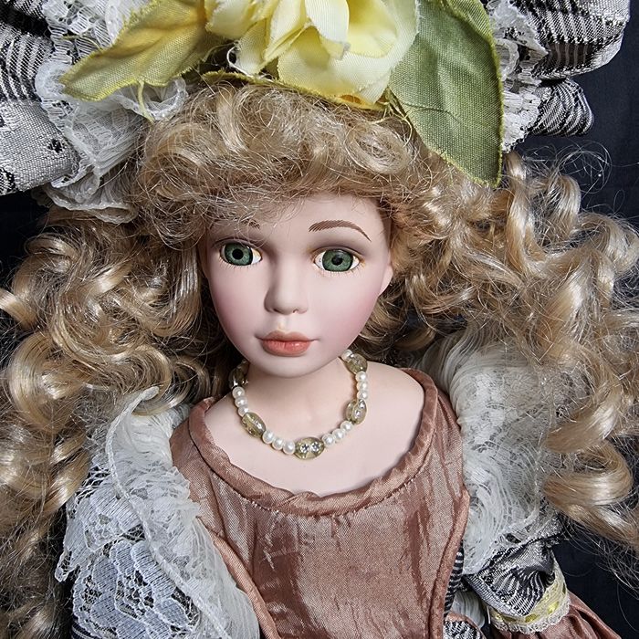 Кукла фарфоровые