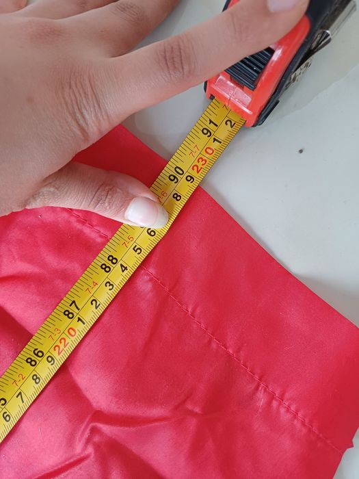 Două bucăți de perdele pe rosu cu negru detaliu din catifea