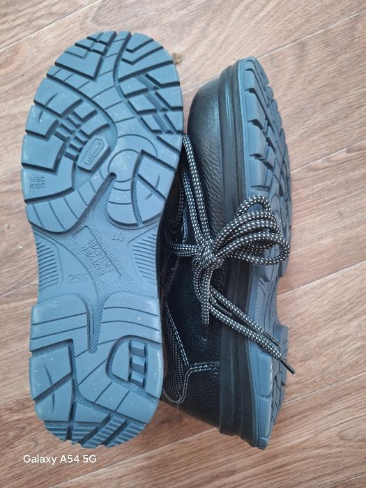 Продам ботинки новые