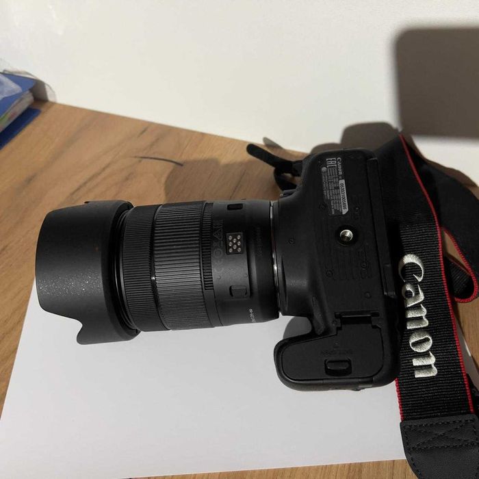 Сanon EOS 77D с объективом 18-135 мм.