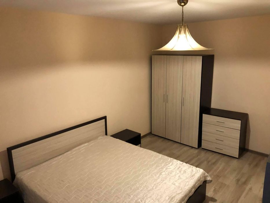 Тристаен, под наем, Център