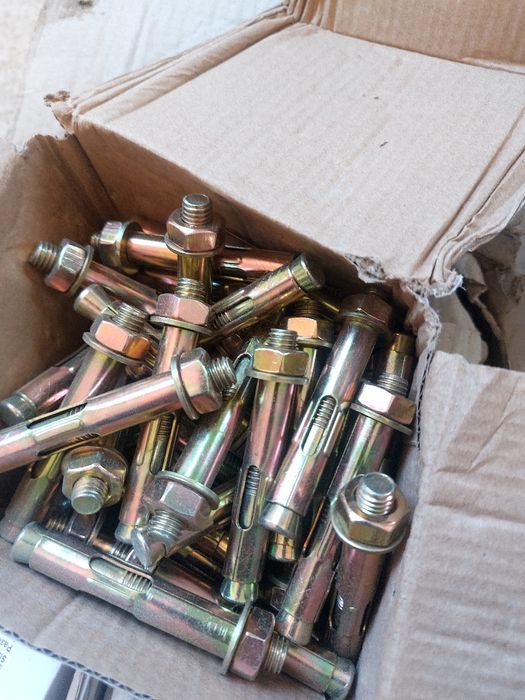 Анкерный болт с гайкой