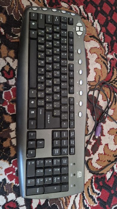 Комплект: монитор, кейс от ПК и клавиатуры