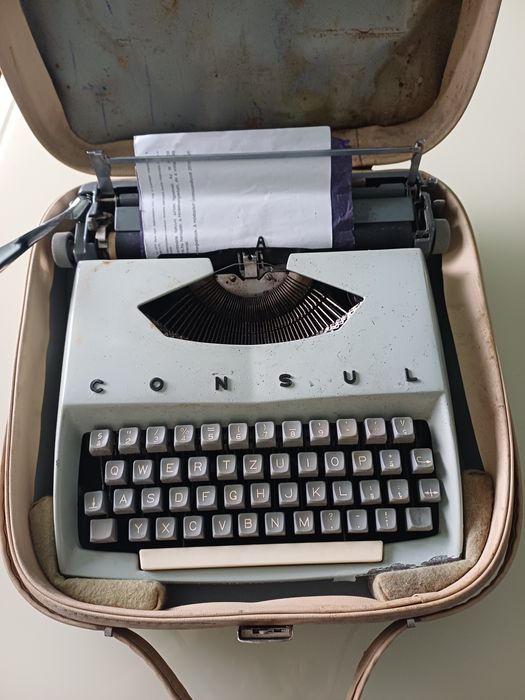 Vand masina de scris manuala  nemteasca Consul in stare perfecta.