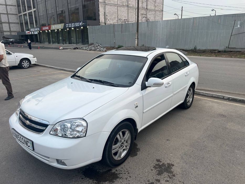 Продается авто Лассети 2009 года мотор 1.8 кпп автомат Торг уместен