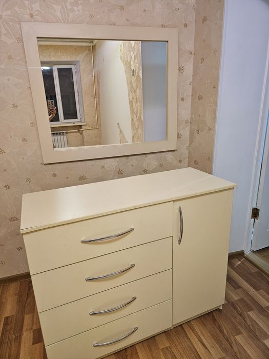 Продаётся комод с зеркалом