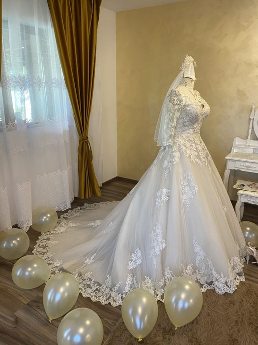 Vand rochie de mireasa culoarea ivory marimea S/M +voal cadou .