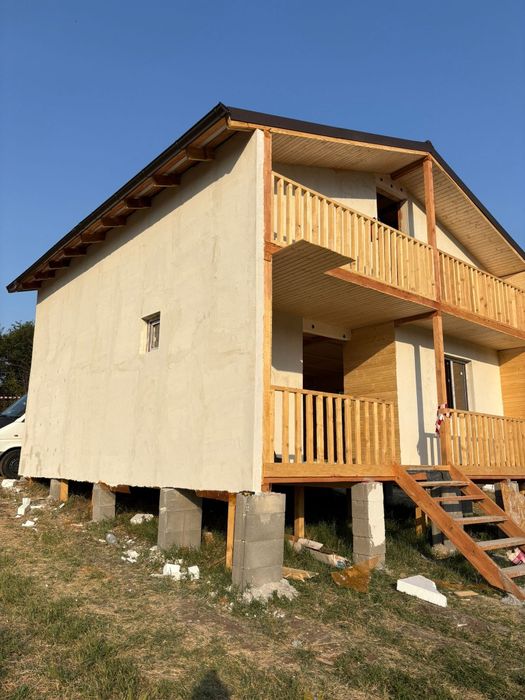 Vand cabane din lemn 90mp la cheie